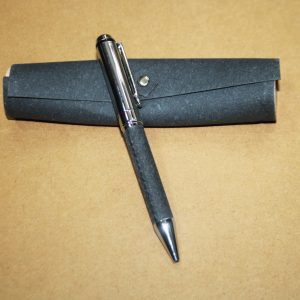 Stylo bille en bois et métal avec capuchon à visser